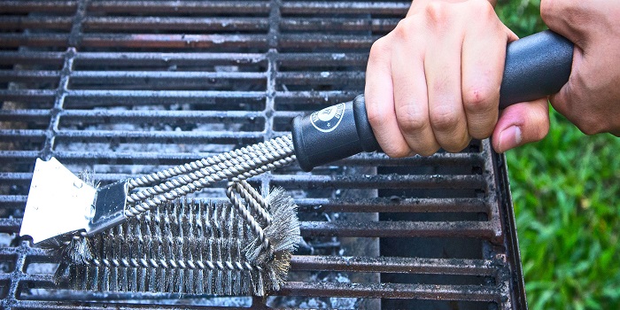 How to use brush to clean bbq grill